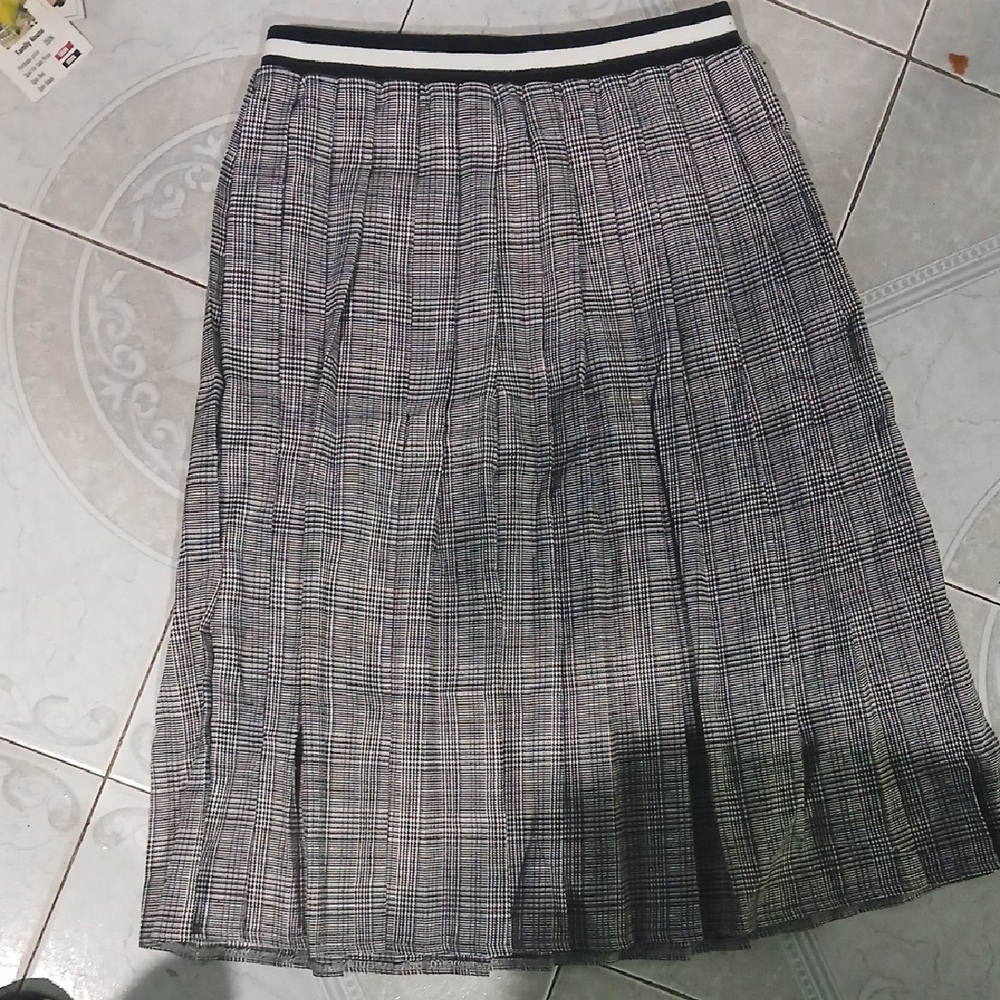 Elegant Black and White Plaid Skirt